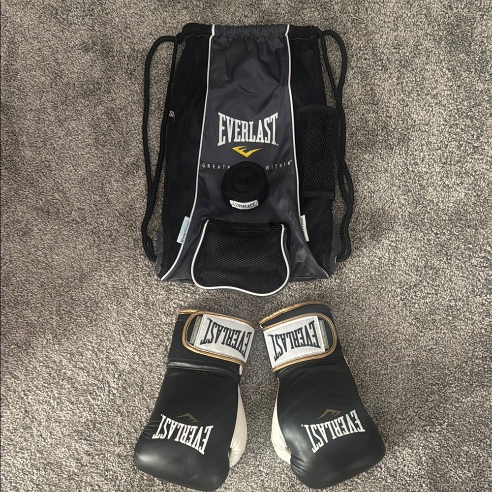 Women’s Everlast Size 14 oz Boxing Gloves with Carry Bag and hand wrap